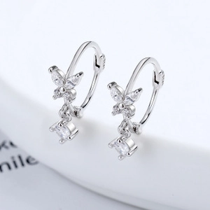 Vue macro des boucles d'oreilles papillon en argent S925 avec zircons cubiques