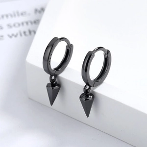 Détail des boucles d'oreilles cône noir montrant le poinçon gravé en argent S925