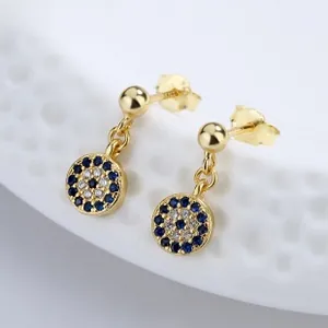 Vue détaillée des boucles d'oreilles Mauvais Œil en plaqué or avec zircons bleus et blancs