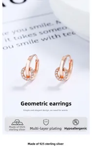 Détail de boucles d'oreilles créoles géométriques or rose avec zircons sur argent s925