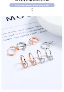 Détail de boucles d'oreilles créoles en argent 925 avec zircons ronds et carrés