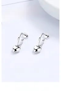 Gros plan sur boucles d'oreilles cœur en argent 925 montrant le poinçon S925 sur les clous