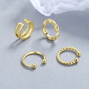 Detailansicht des 4-teiligen vergoldeten Earcuff-Sets mit geometrischen Texturen