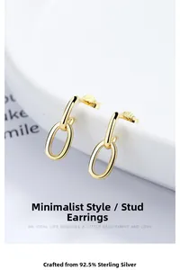 Détail de boucles d'oreilles ovales en argent 925 avec poinçon S925 sur placage d'or
