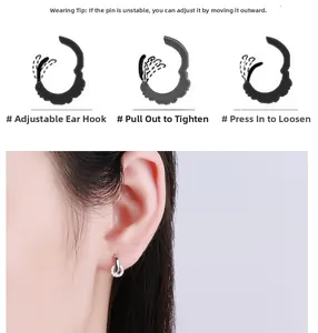Vue détaillée de boucles d'oreilles ajustables en argent à double anneau serti de zircons