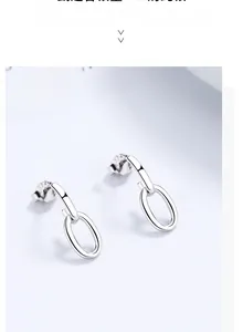 Gros plan de boucles d'oreilles ovales en argent 925 avec une finition miroir polie