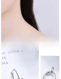 Détail macro de créoles en argent 925 avec incrustations de zircone et fermoir cliquet