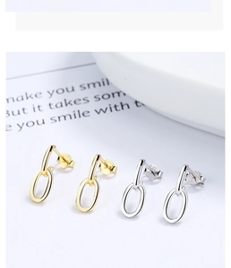 Vue détaillée de boucles d'oreilles ovales en argent S925 en finitions or et argent