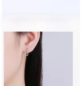 Gros plan d'un mannequin portant des boucles d'oreilles ovales doubles en argent 925 chic