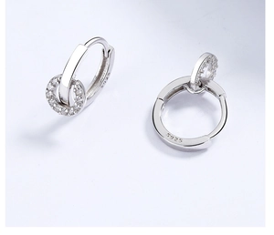 Détail de boucles d'oreilles créoles en argent S925 serties de zircons scintillants
