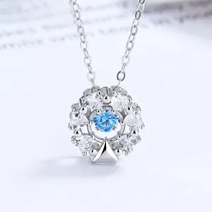 Détail du pendentif fleur en argent S925 avec pierre bleue centrale et chaîne maille forçat