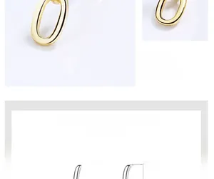 Détail macro de boucles d'oreilles ovales en or et argent au fini poli minimaliste