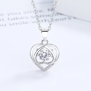 Gros plan détaillé du pendentif coeur en argent 925 avec un oxyde de zirconium scintillant