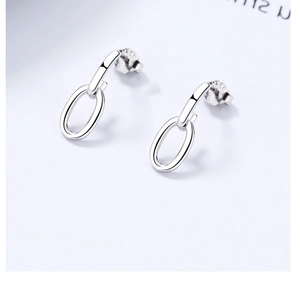 Détail de boucles d'oreilles pendantes ovales en argent 925 au design géométrique poli