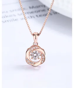 Vue macro du pendentif cœur battant en or rose sur fond de magazine minimaliste moderne