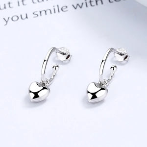 Boucles d'oreilles créoles coeur en argent sterling S925 poli sur fond blanc