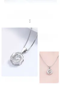 Détail du collier fleur tournante en argent S925 avec une grande pierre ronde centrale