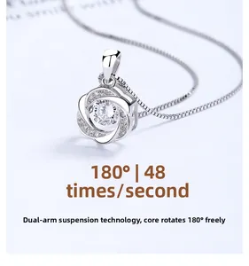 Détail macro du collier en argent 925 avec pierre dansante et pendentif fleur tourbillon