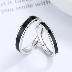 Anelli di coppia minimalisti in argento S925 con striscia di smalto nero e design aperto