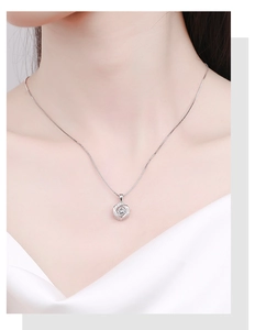 Détail du collier rose en argent 925 avec une pierre de zircone centrale dansante