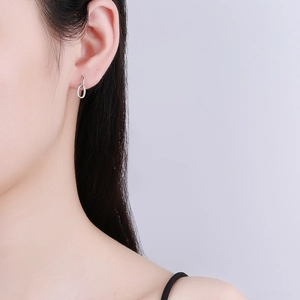 Boucles d'oreilles pendantes ovales doubles en argent 925 portées par un mannequin