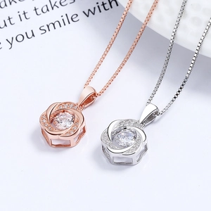 Collier avec pendentif pétale en argent 925 et pierre centrale en zircone cubique