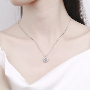 Élégant collier en argent sterling 925 avec pendentif rond scintillant porté par un modèle