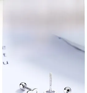 Dettaglio dell'orecchino a cuore in argento S925 con chiusura a vite di sicurezza