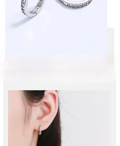 Créoles en argent sterling S925 avec zircons et vue détaillée portée par un mannequin