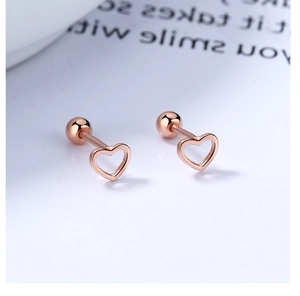 Dettaglio macro degli orecchini a cuore in oro rosa con chiusura a vite di sicurezza