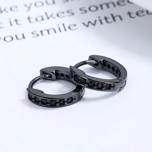 Boucles d'oreilles créoles noires chics avec zircons noirs pavés en argent massif 925