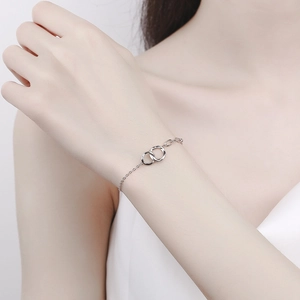 Minimalist 925 sterling silver interlocking circle bracelet for women on wrist