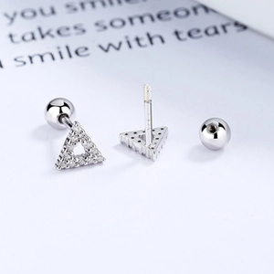 Dettaglio degli orecchini a triangolo in argento 925 con zirconi e chiusura a vite