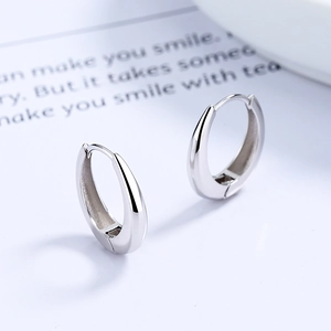 Polierte silberne Creolen in Tropfenform für Damen im minimalistischen Stil