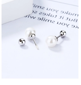 Détail de boucles d'oreilles perles en argent 925 avec fermoir à vis sécurisé