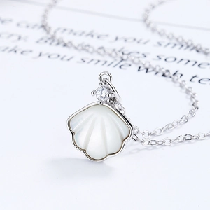 Exquisito collar de plata 925 con colgante de concha en nácar blanco y piedra de circón