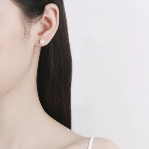Élégantes boucles d'oreilles perles en argent 925 avec fermoir à vis portées sur l'oreille