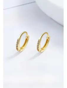 Macro di orecchini a U in argento sterling 925 dorato con intarsio in zirconi lucidi