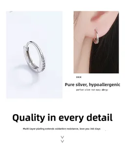 Dettaglio di orecchini a cerchio in argento sterling 925 con zirconi e scatto modella