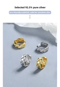 Détail des boucles d'oreilles créoles en argent 925 avec motif losange matelassé
