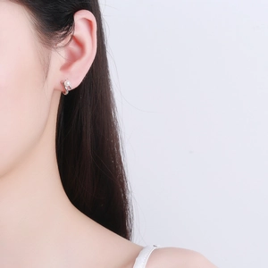 Orecchini a cerchio in argento sterling 925 con perla bianca su una modella