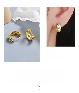 Détail de boucles d'oreilles en argent S925 avec motif matelassé, poinçon et texture douce