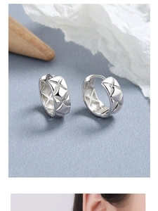 Vue détaillée du motif matelassé géométrique sur créoles en argent sterling 925
