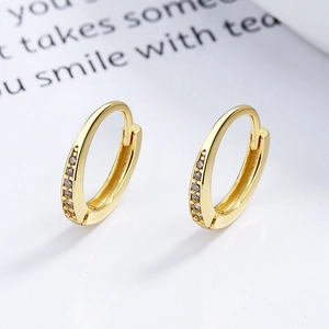 Eleganti orecchini a cerchio in argento 925 dorato con cristalli di zircone