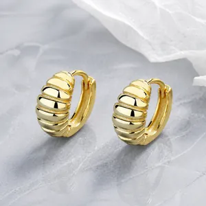 Chics boucles d'oreilles créoles croissant dorées avec texture torsadée élégante
