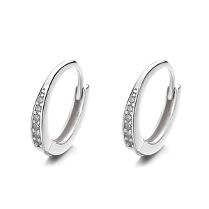 Orecchini huggie in argento sterling 925 con zirconi su uno sfondo bianco