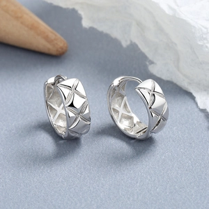 Créoles minimalistes en argent sterling 925 avec un motif géométrique de losanges