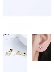 Dettaglio di orecchini in argento sterling 925 con tre piccole perle e chiusura a vite