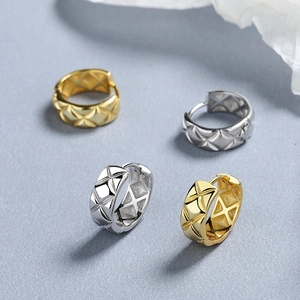 Boucles d'oreilles créoles minimalistes en argent 925 avec motif losanges gravés