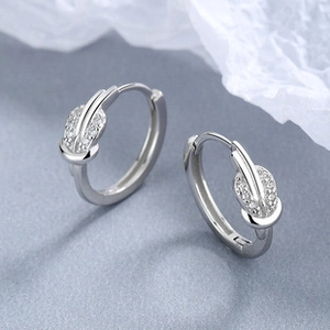 Détail de boucles d'oreilles nœud en argent 925 avec cristaux de zircone pavés